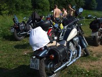 На речке жарили сосиски и чинили мотоцикл Макса