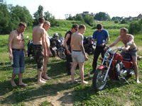 На речке жарили сосиски и чинили мотоцикл Макса